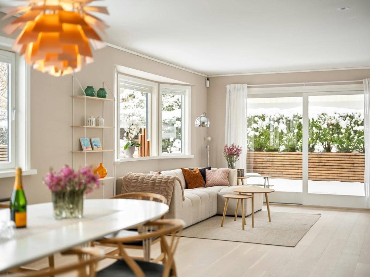 https://unsplash.com/id/foto/ruang-tamu-yang-dipenuhi-dengan-furnitur-dan-banyak-jendela-Xrdo14NuaUA