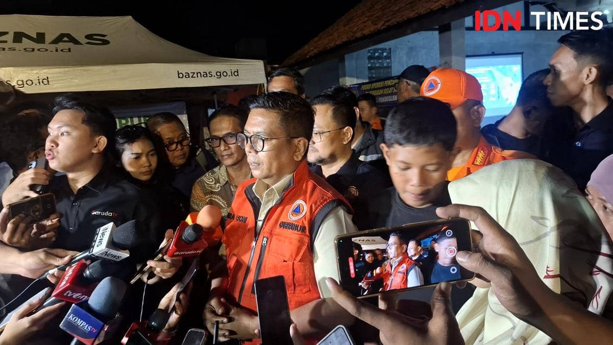 Andra Soni saat konferensi persi di posko pencarian (Dok. Khaerul Anwar)
