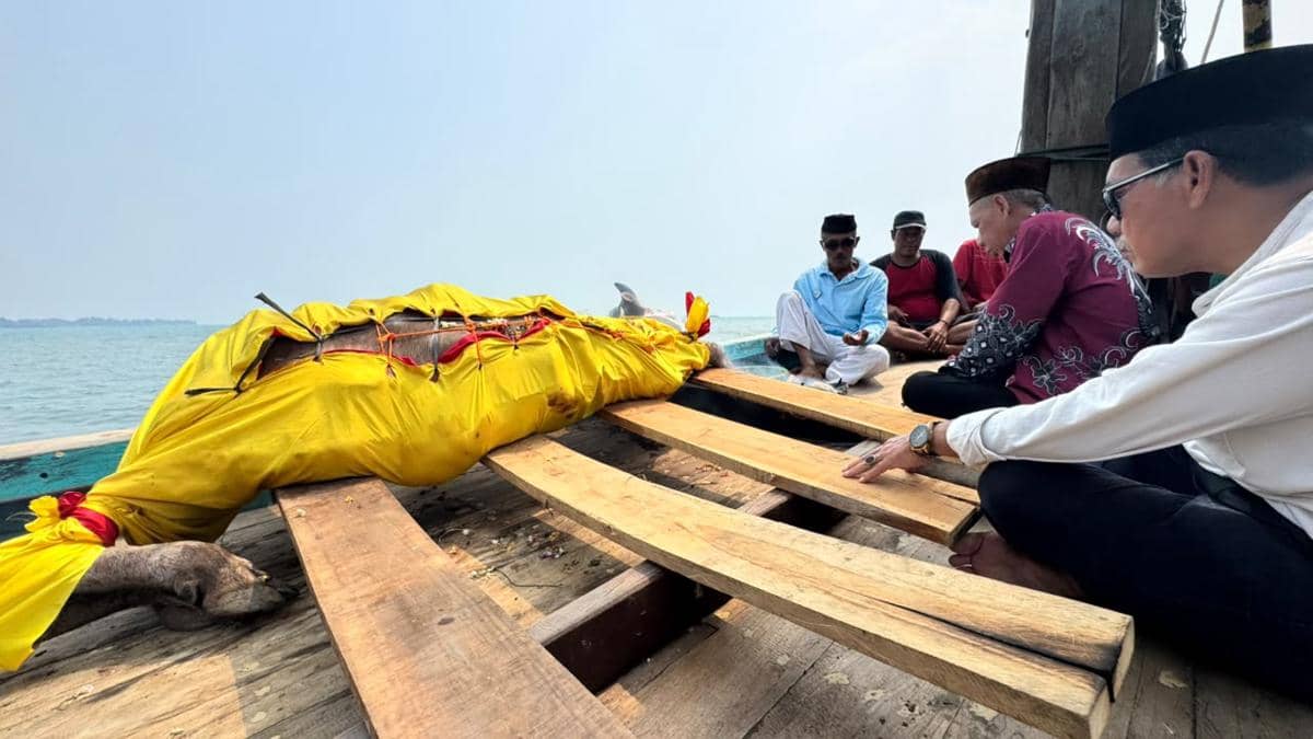 Warga Carita Larung Laut Doakan 8 Orang Hilang di Selat Sunda