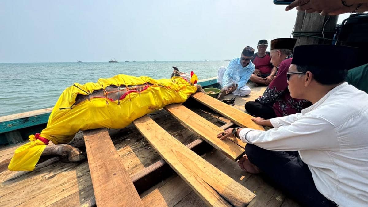 Masyarakat Carita larung laut doakan 8 orang hilang (Dok. Khaerul Anwar)