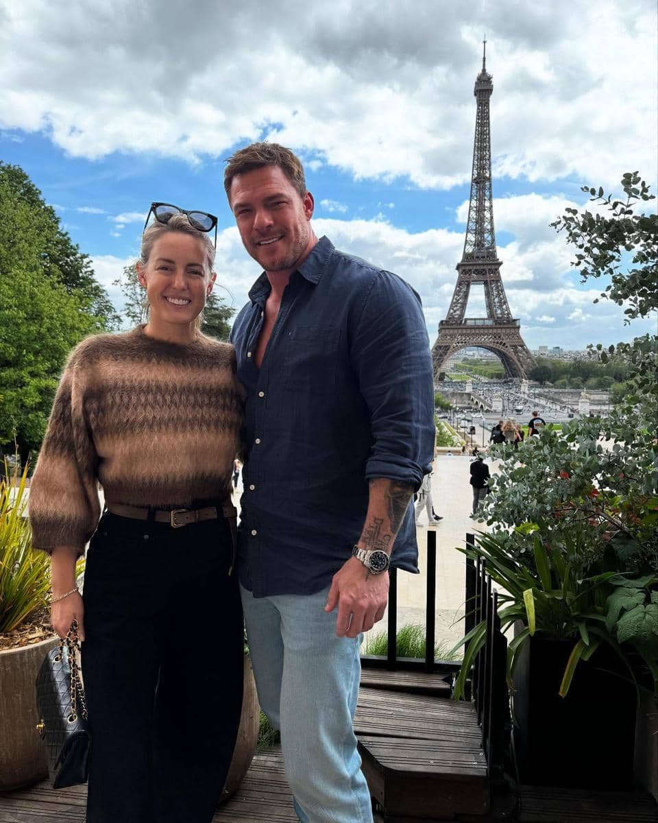 Alan Ritchson dan Catherine Ritchson tampil bersama dalam potret yang dibagikan melalui akun Instagram.