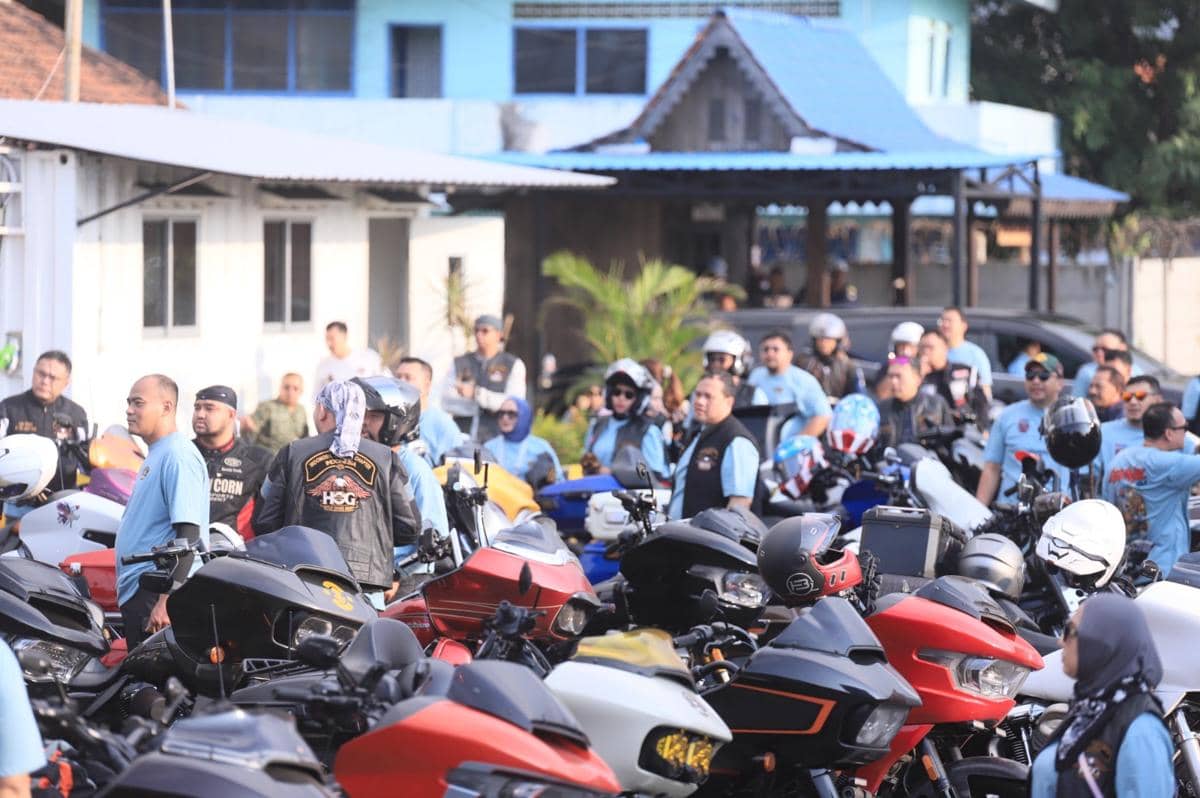 Sebanyak 94 pengendara motor mengikuti kegiatan touring bersama, sebagaimana terekam dalam dokumentasi acara.