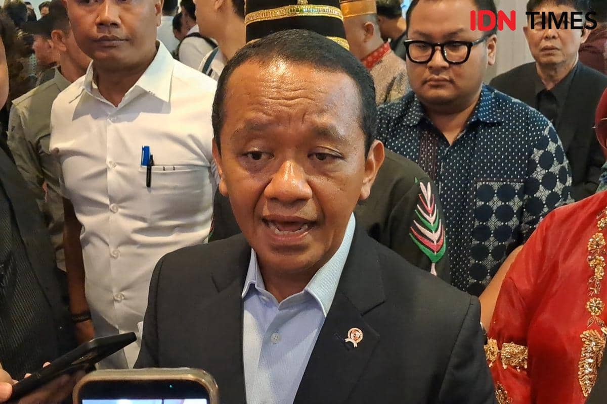 Antrean Mengular di SPBU, Bahlil Jamin Stok BBM Aman