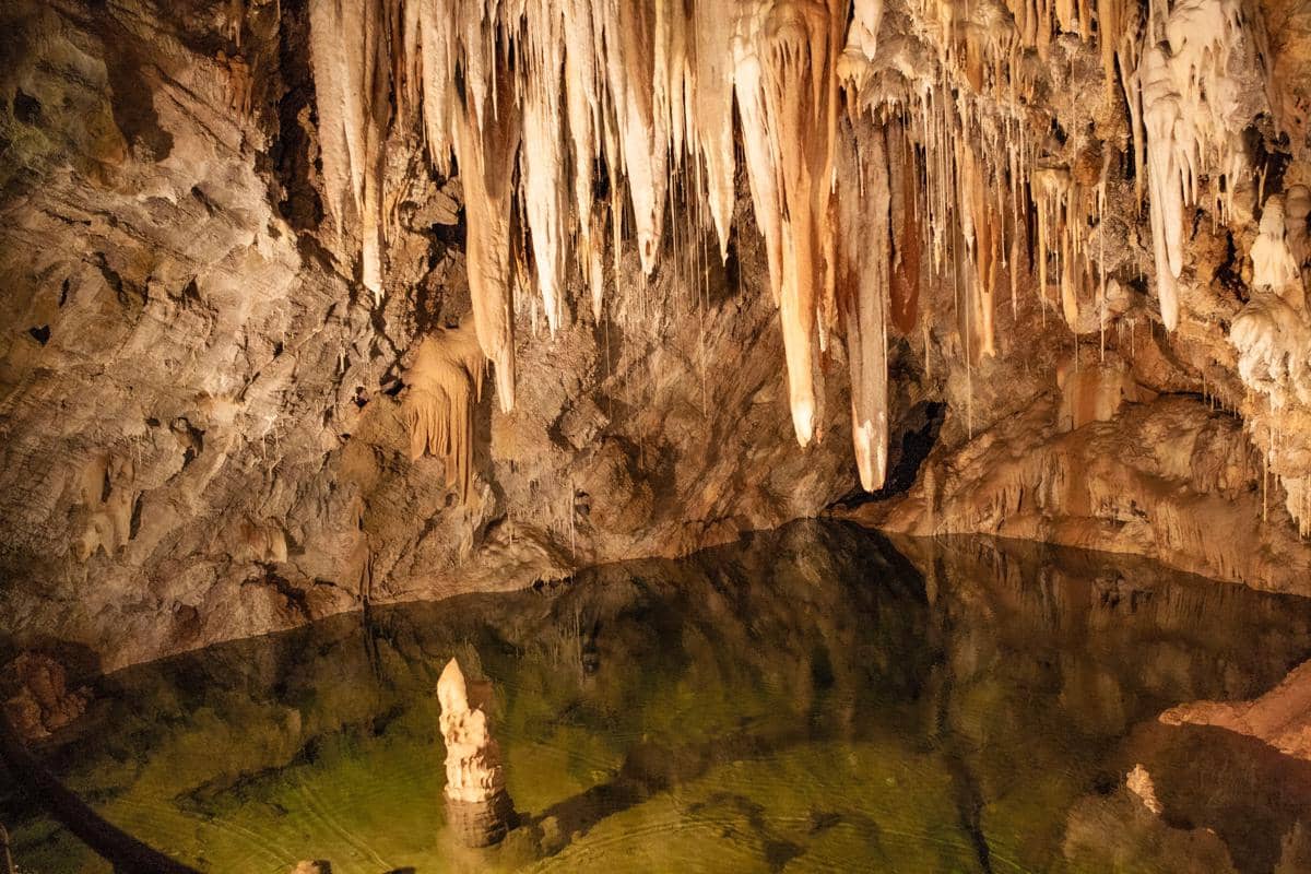 5 Gua Batu Kapur di Malaysia dengan Bentuk Stalaktit Unik