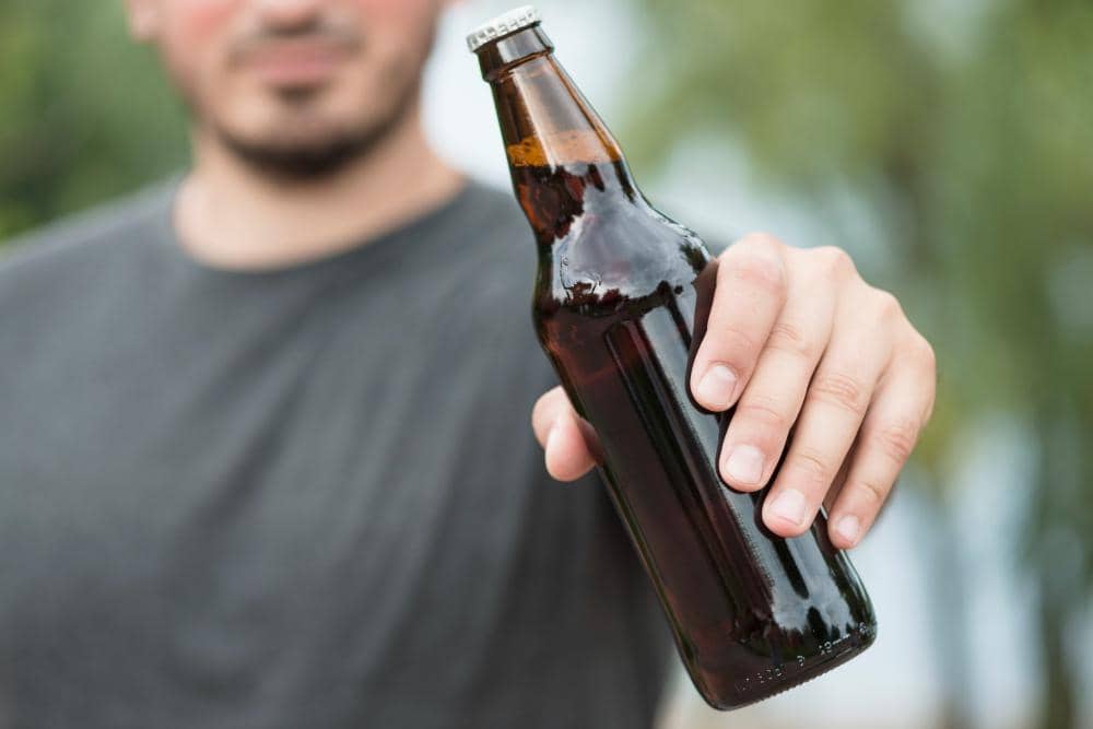 Stop Kebiasaan Buka Botol Pakai Gigi, Waspadai Risiko Ini
