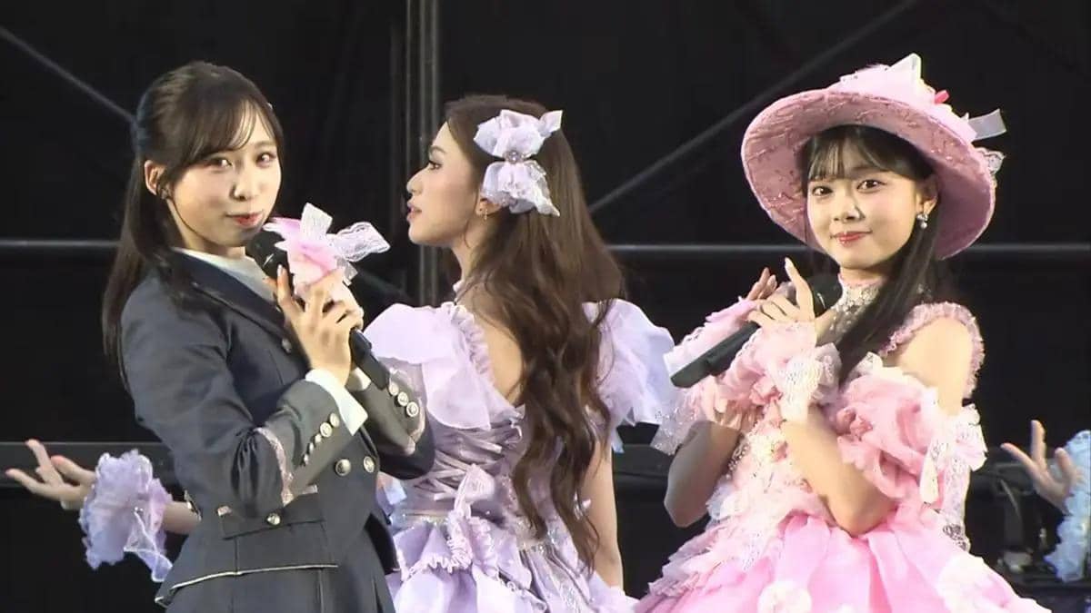 Fiony dan Yui Oguri tampil bersama pada acara handshake festival AKB48 yang diunggah melalui kanal YouTube AKB48.