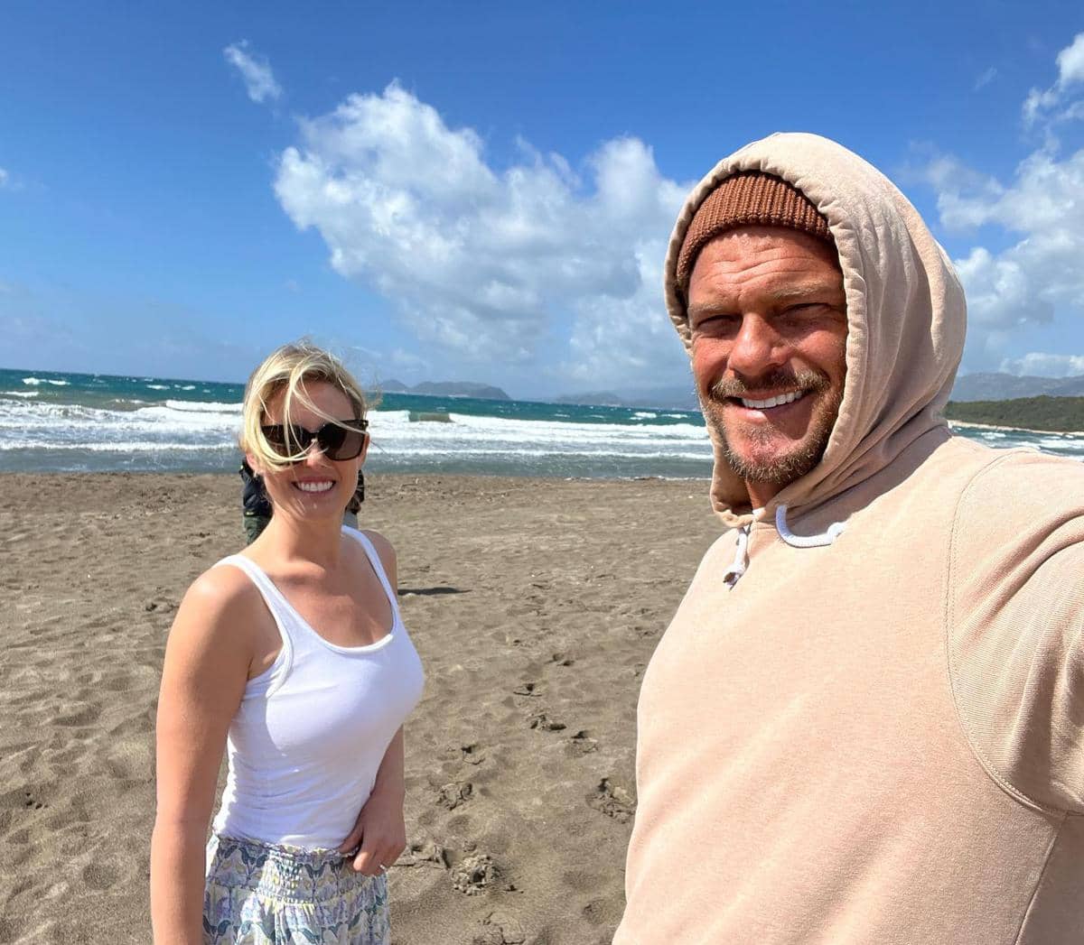 Alan Ritchson dan Catherine Ritchson berpose bersama dalam potret yang dibagikan melalui akun Instagram.