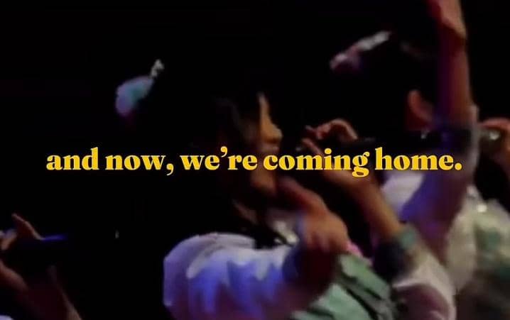 Para anggota generasi 2 JKT48 tampil bersama di atas panggung dalam special show perayaan ulang tahun ke-15 JKT48.