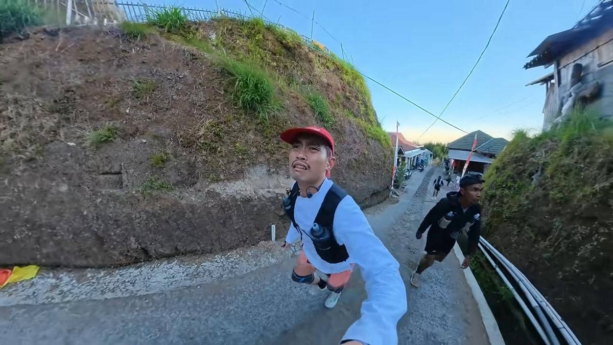 Mister Aloy pertama kali ikut trail run 25K di Merbabu (youtube.com/mister.aloyyy)