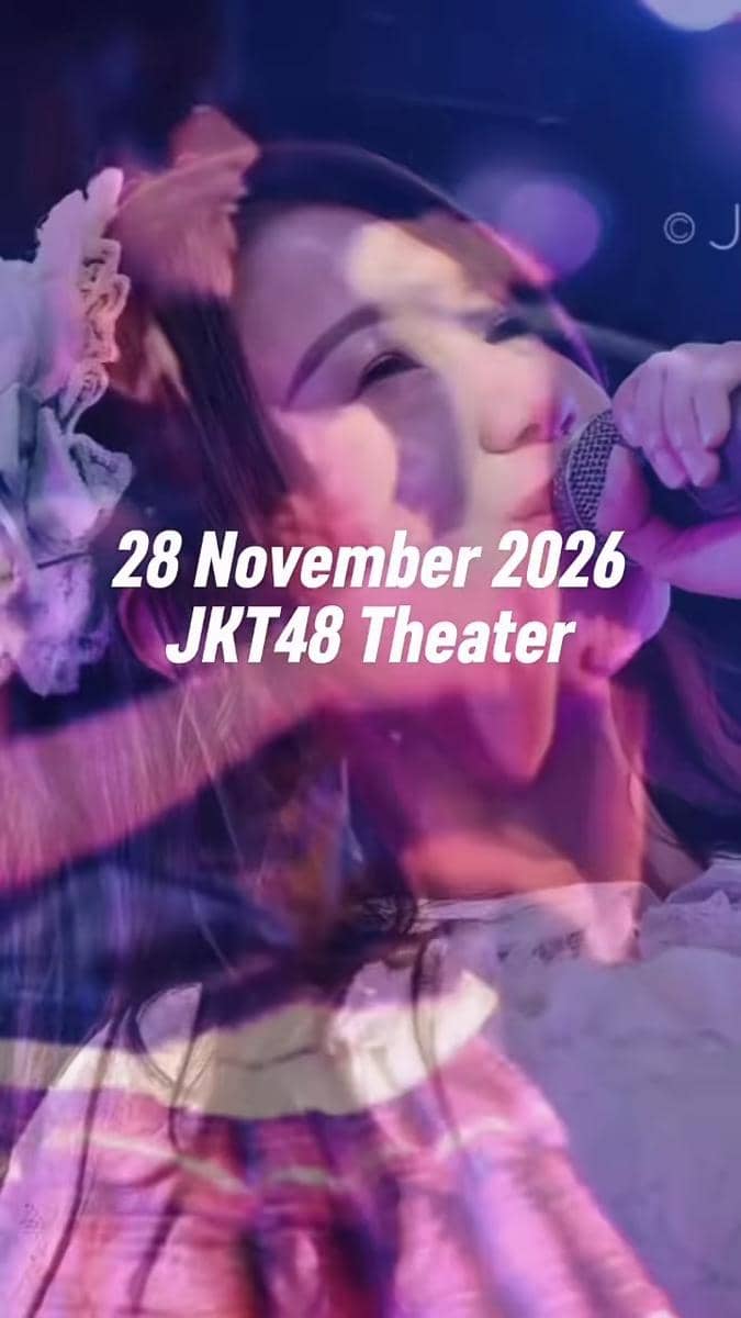 Para anggota generasi kedua JKT48 berpose bersama di panggung dalam special show perayaan ulang tahun ke-15.
