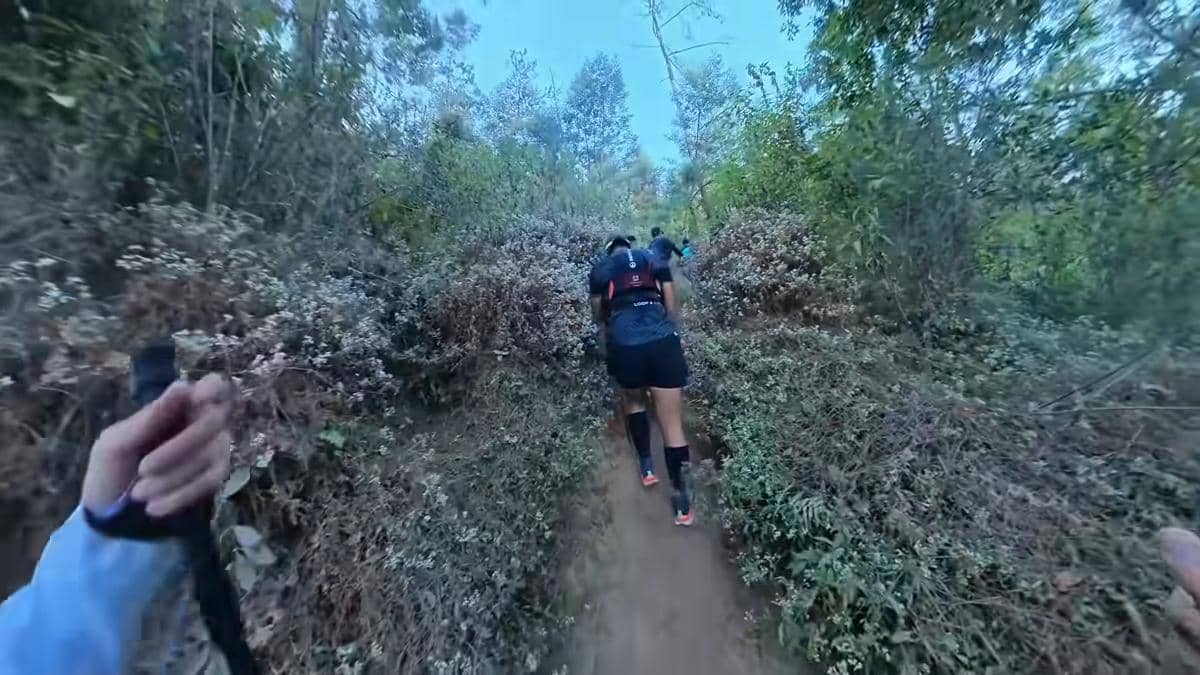 Mister Aloy pertama kali ikut trail run 25K di Merbabu (youtube.com/mister.aloyyy)