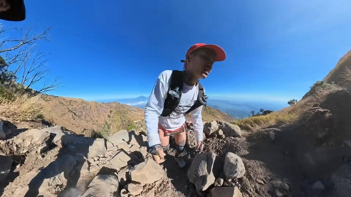 Mister Aloy pertama kali ikut trail run 25K di Merbabu (youtube.com/mister.aloyyy)