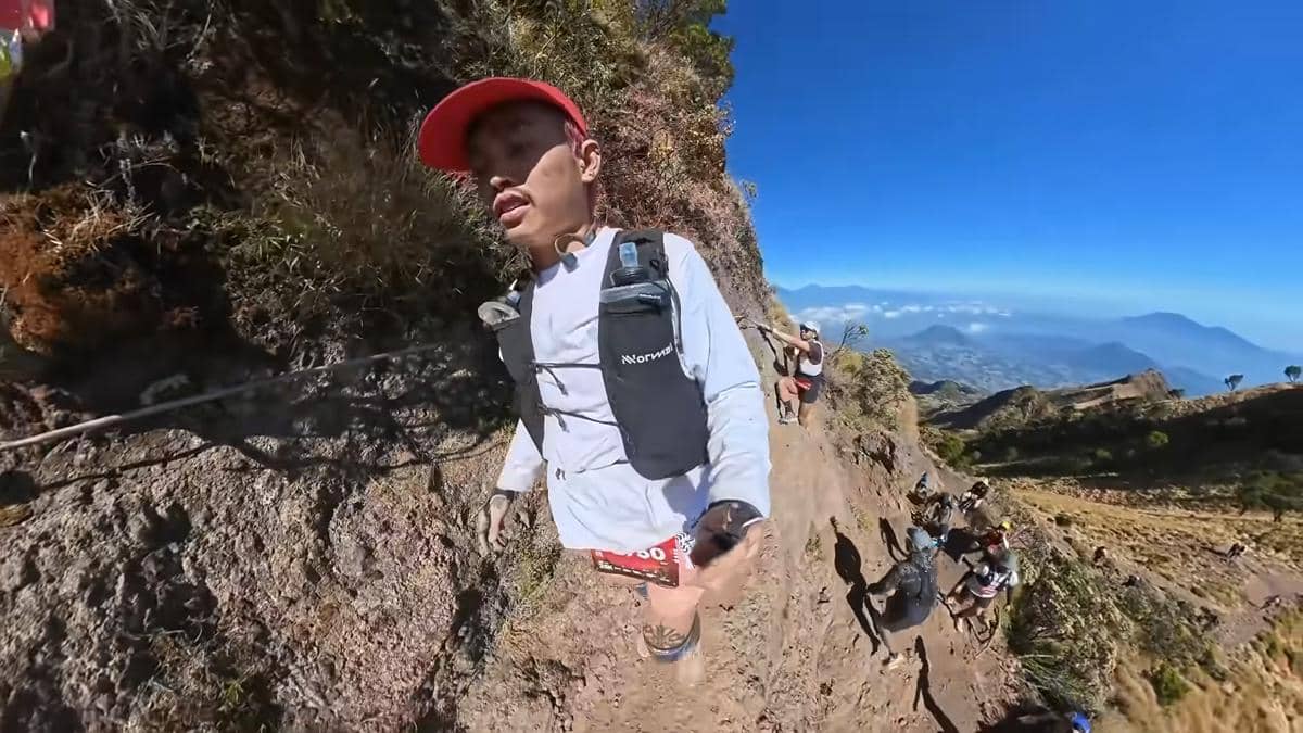 Mister Aloy pertama kali ikut trail run 25K di Merbabu (youtube.com/mister.aloyyy)