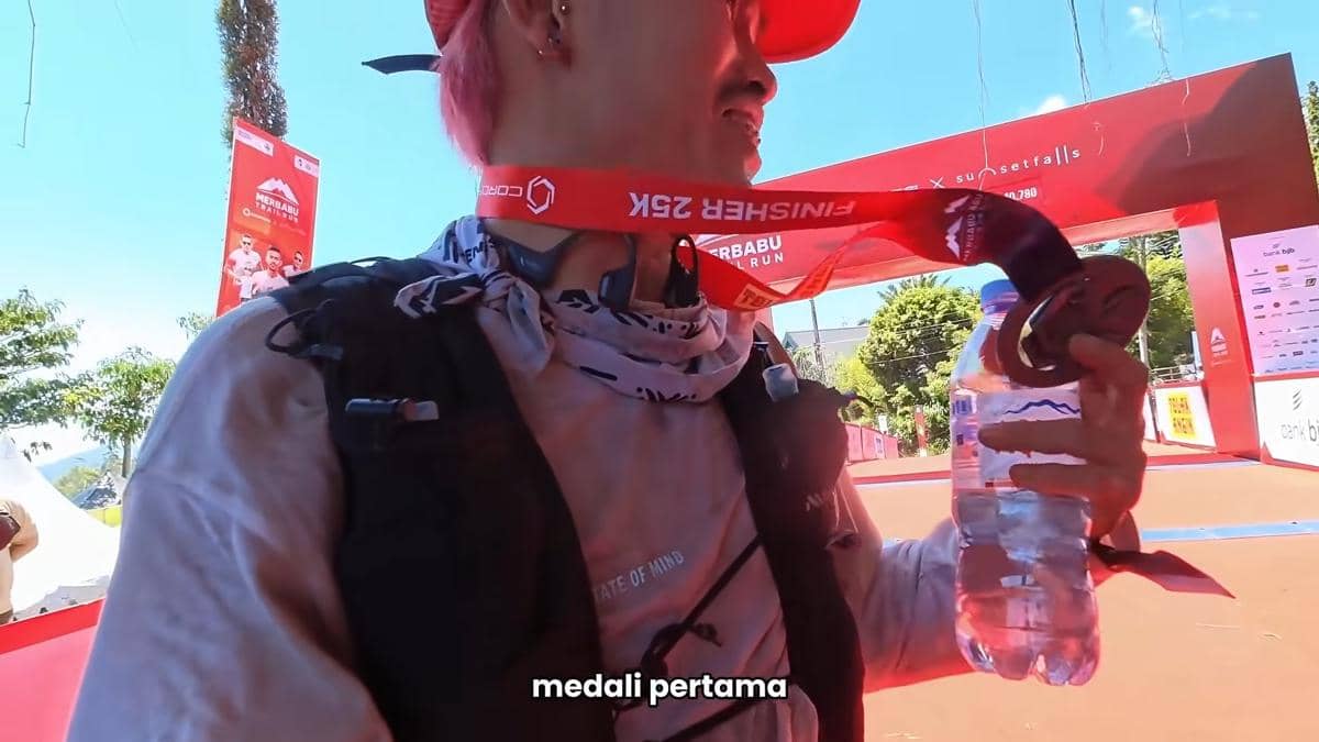 Mister Aloy pertama kali ikut trail run 25K di Merbabu (youtube.com/mister.aloyyy)