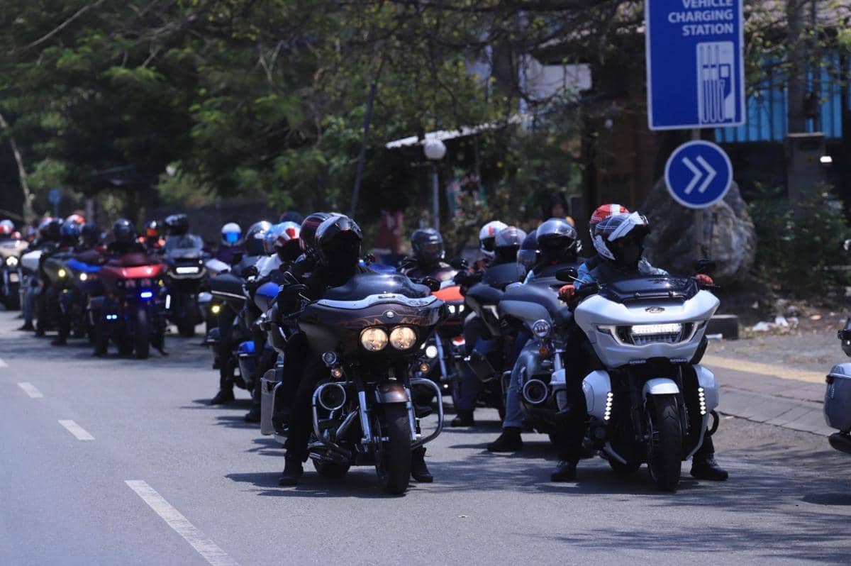 Rombongan peserta touring HOG Jakarta-Bali mengendarai sepeda motor di jalan raya dalam perjalanan bersama.