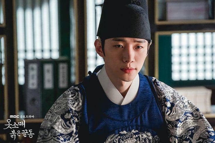 Lee Jun Ho mengenakan busana kerajaan Korea berwarna merah dalam adegan drama sejarah The Red Sleeve produksi MBC.