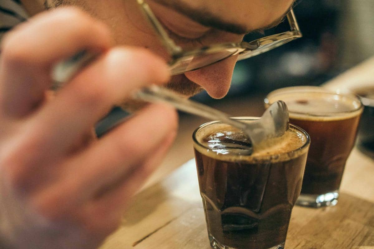 Mencium bau kopi