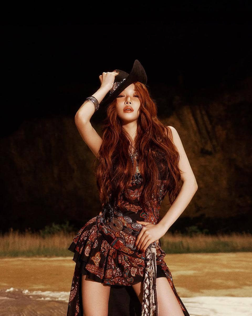 Chungha berpose menatap kamera dengan rambut panjang hitam, mengenakan atasan gelap dalam potret promosi.