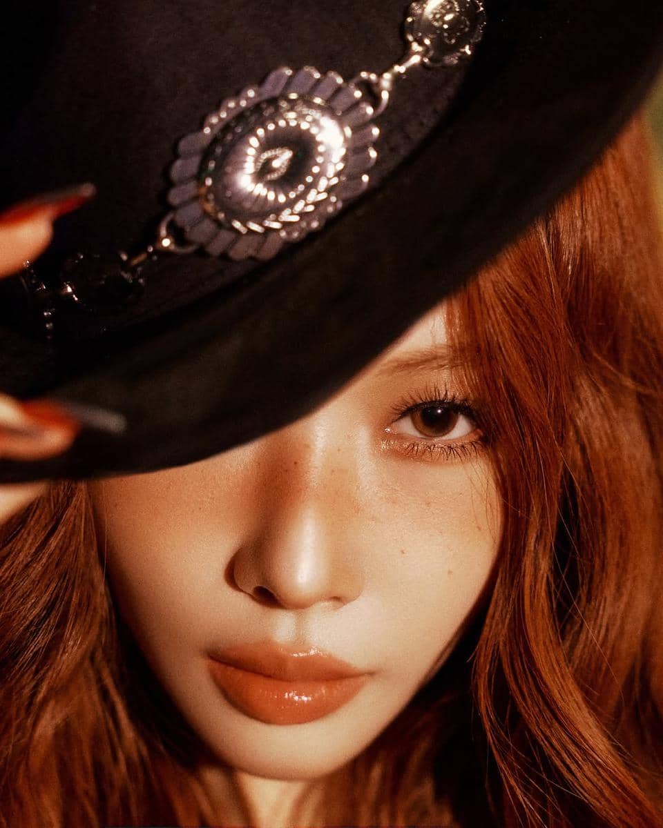Potret Chungha dalam foto promosi resmi yang memperlihatkan wajahnya saat menatap lurus ke arah kamera.