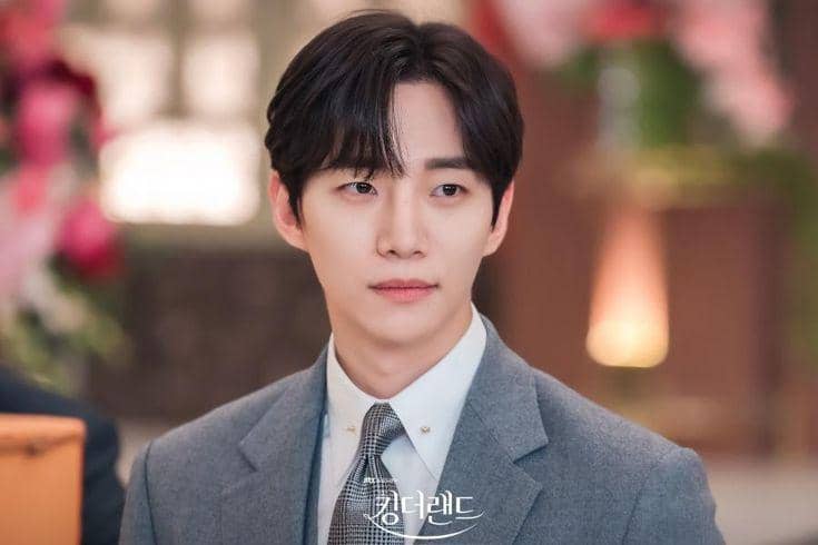 Lee Jun Ho tampil dalam adegan drama Korea King the Land, serial produksi JTBC, sebagai salah satu pemeran.