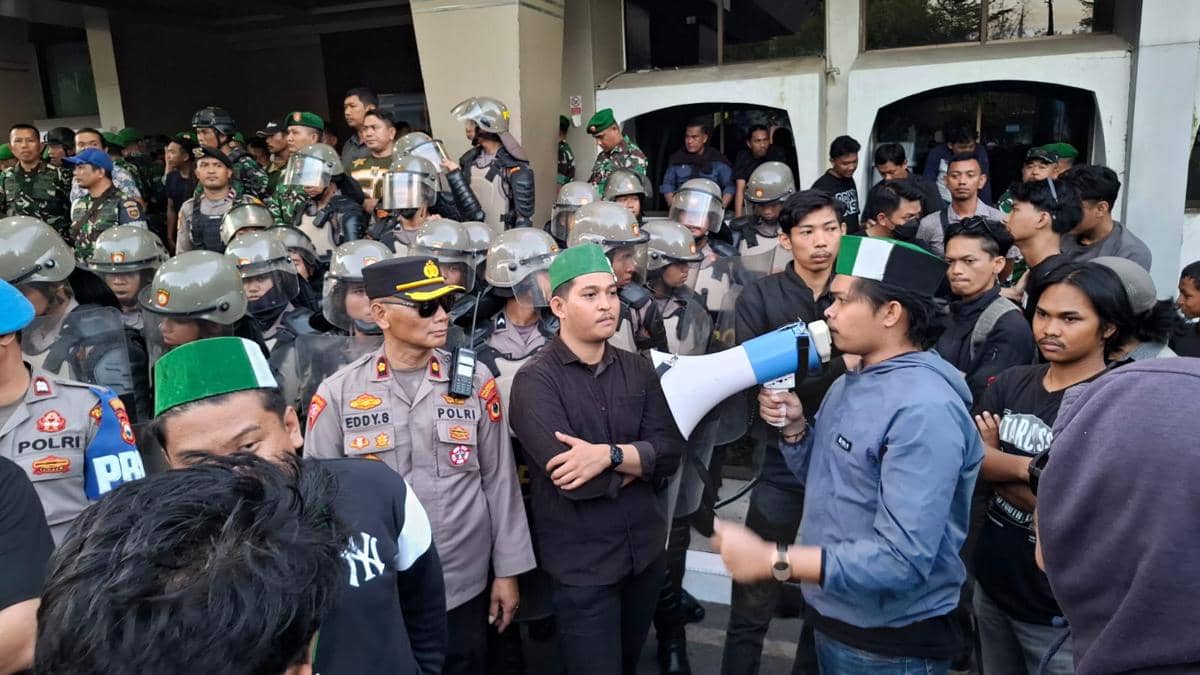 Mahasiswa dan buruh menduduki Kantor Pertamina Patra Niaga Regional Sulawesi di Makassar, Senin (14/9/2026). IDN Times/Darsil Yahya