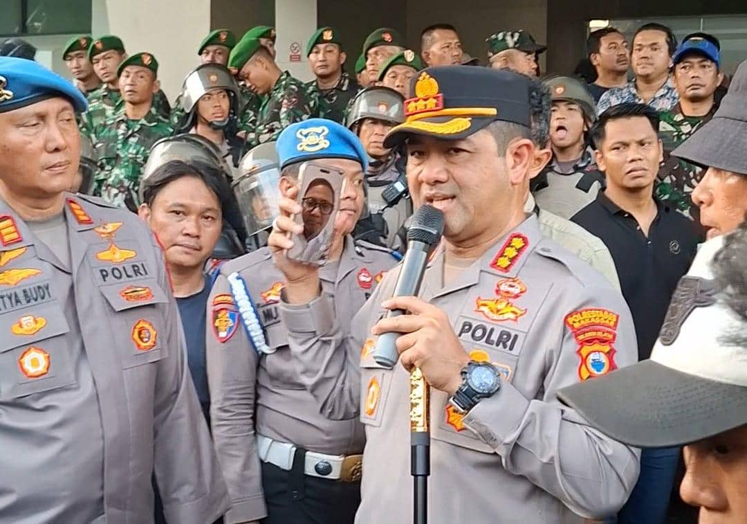 Kapolrestabes Makassar, Kombes Pol Arya Perdana berada di tengah-tengah massa aksi di Kantor Pertamina Patra Niaga Regional Sulawesi, Senin 