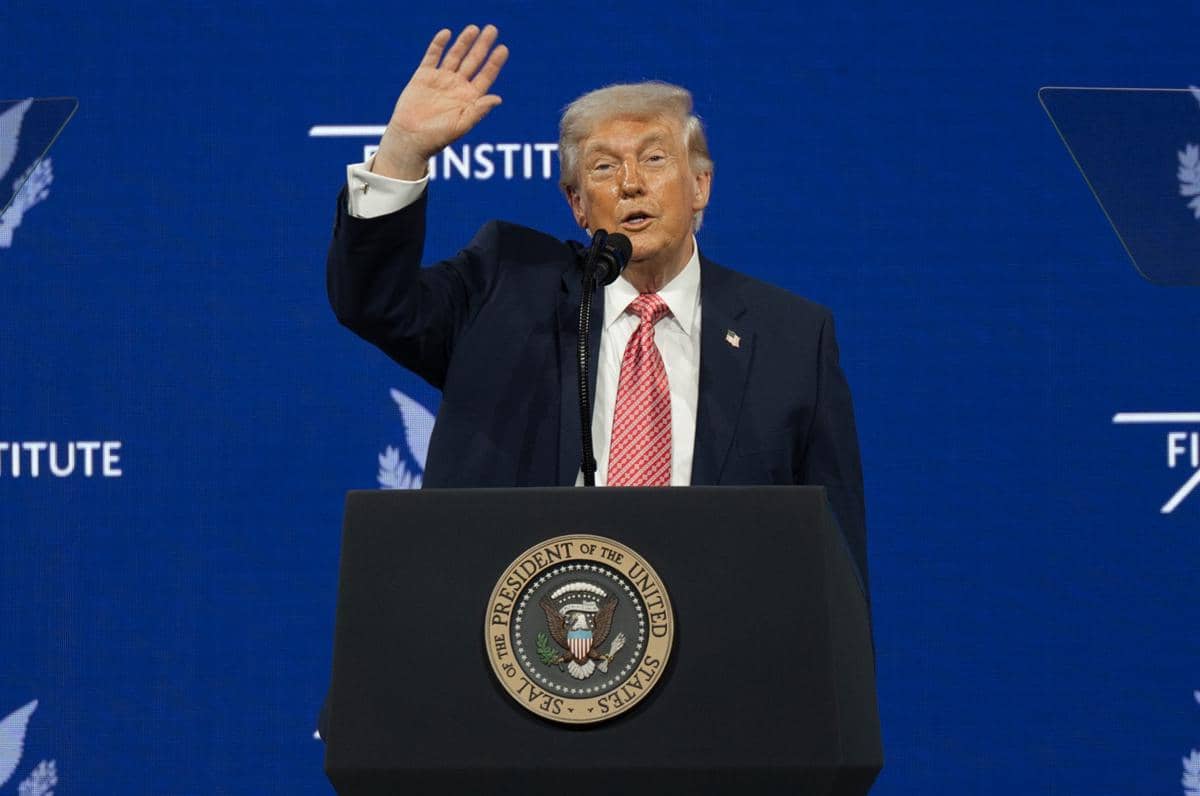 Presiden Amerika Serikat, Donald Trump, sedang menyampaikan pidato di KTT Prioritas F11 di Forum Faena di Miami, Florida, pada 27 Maret 2026.