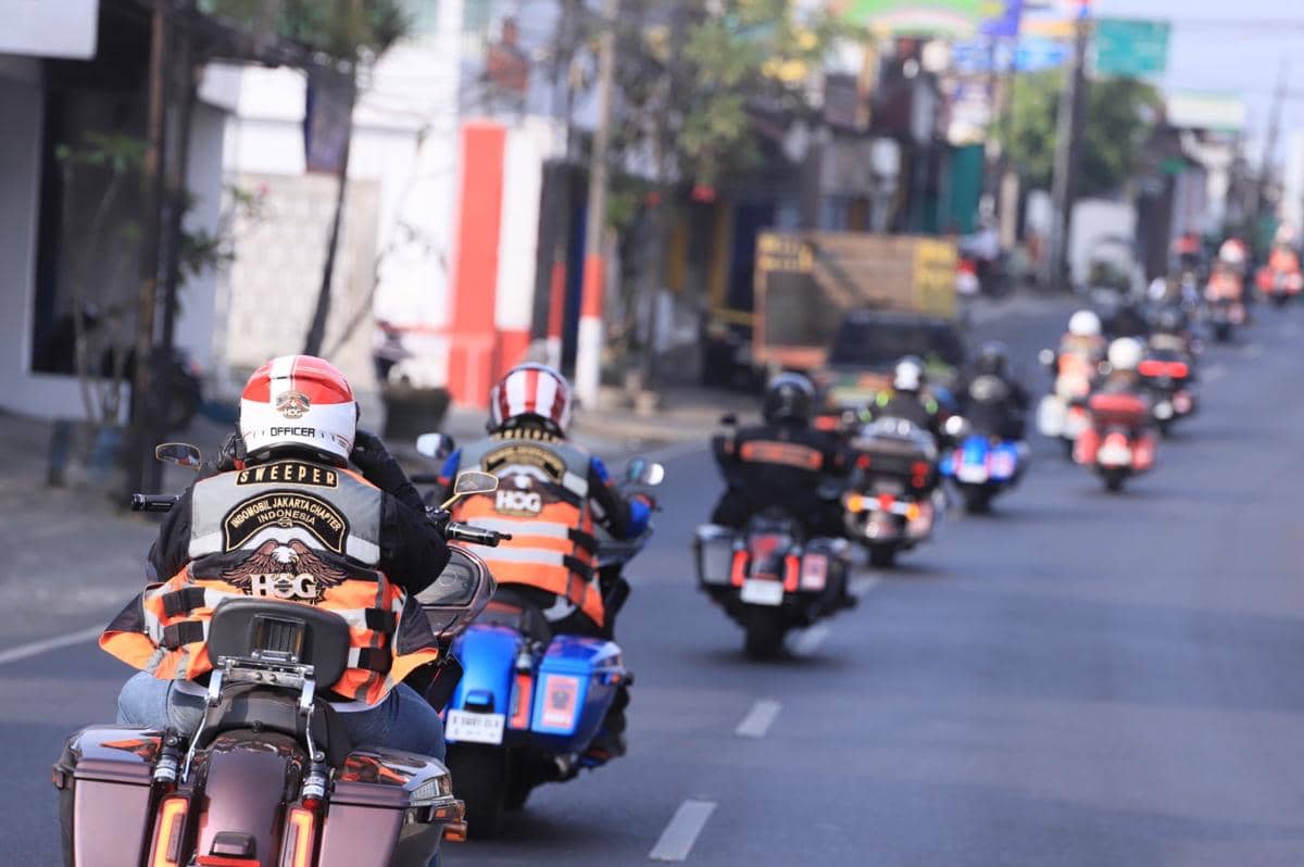 Sejumlah pengendara sepeda motor mengikuti kegiatan touring di jalan raya tanpa pengawalan patwal dari polisi.