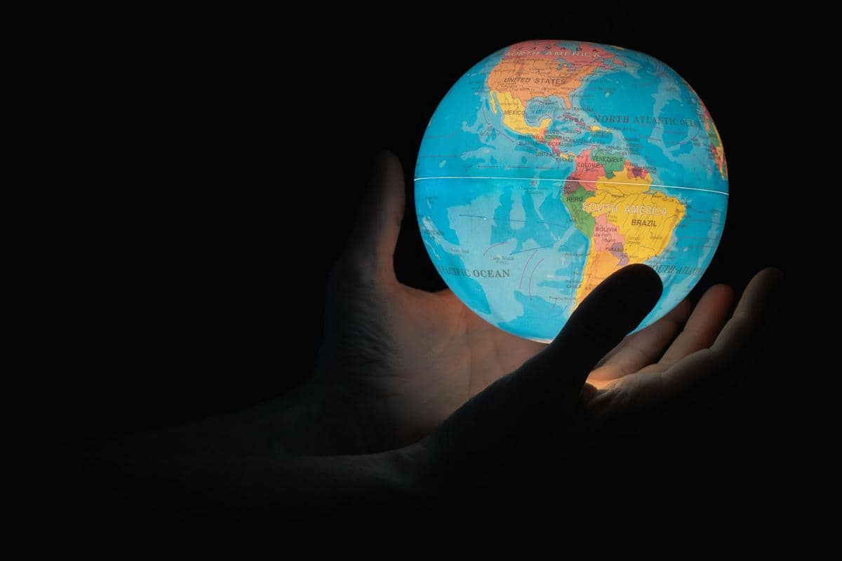 ilustrasi celah model kebijakan iklim global (unsplash.com/Greg Rosenke)