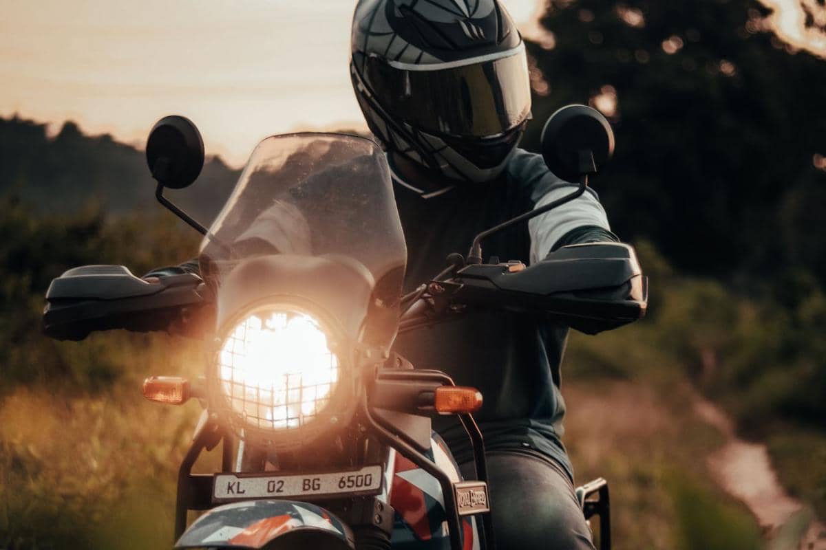 Benarkah Ngegas Motor Terlalu Kencang Bikin Headlamp Cepat Putus?