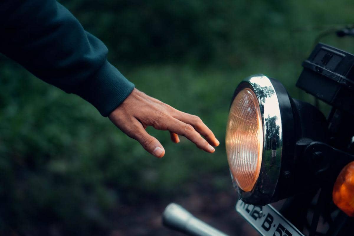 ilustrasi lampu depan atau headlamp motor yang menyala redup