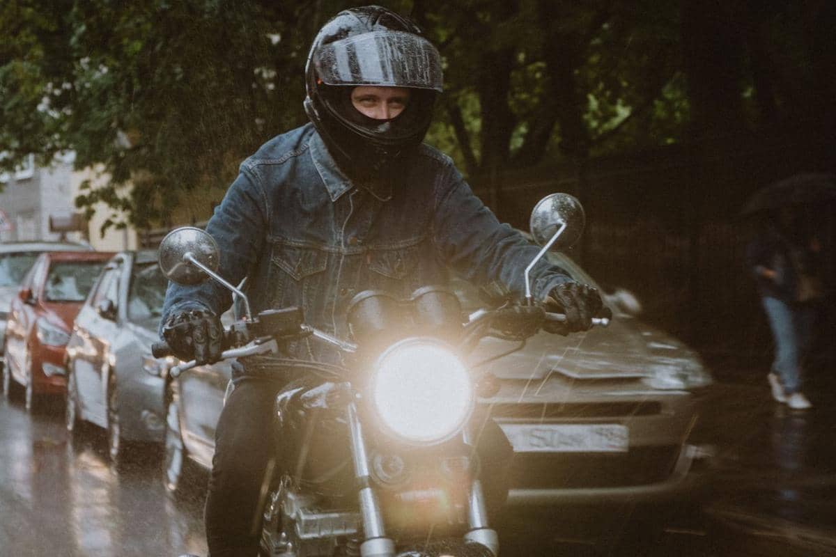 ilustrasi headlamp atau lampu depan motor yang menyala
