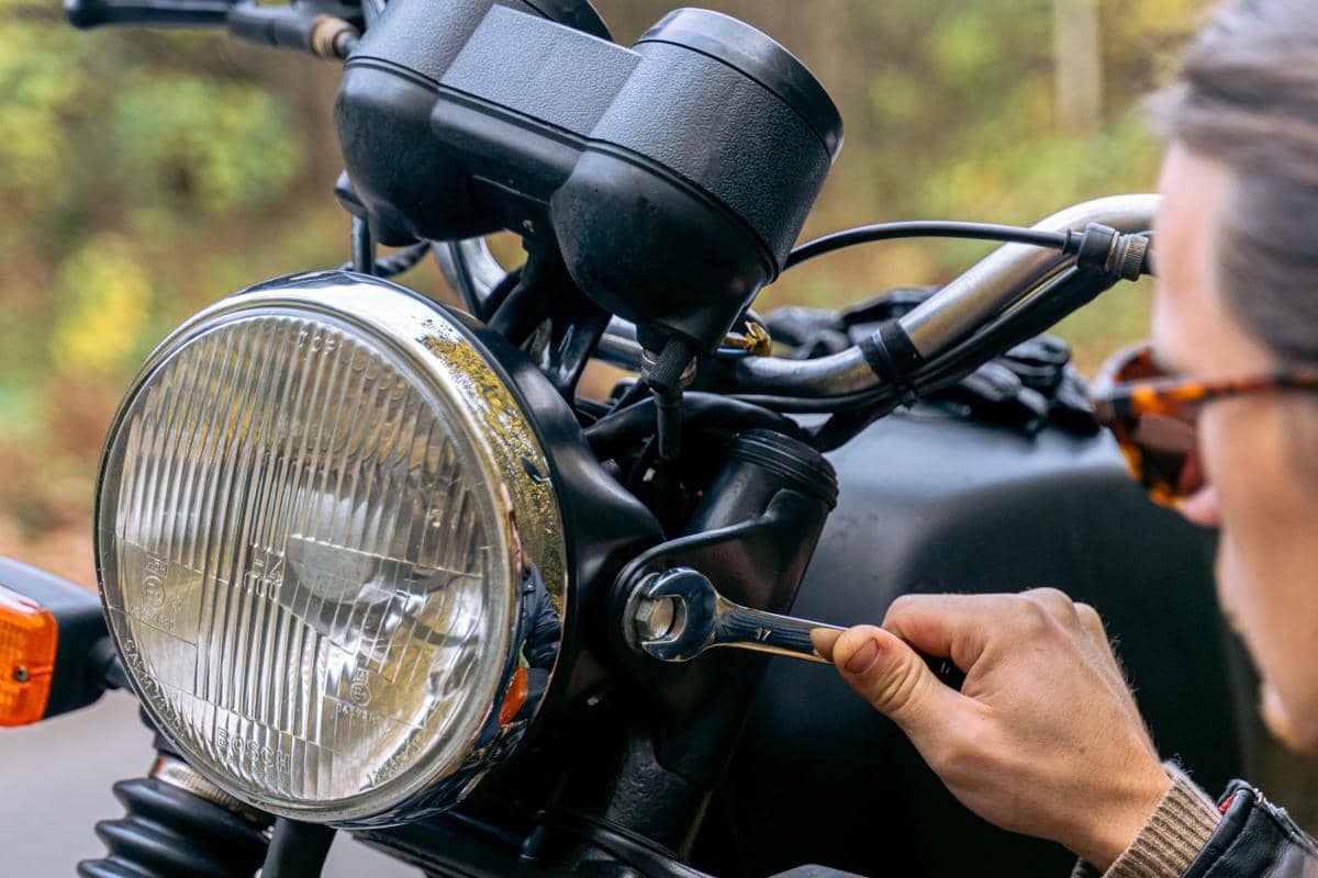 ilustrasi pengendara motor membuka penutup headlamp