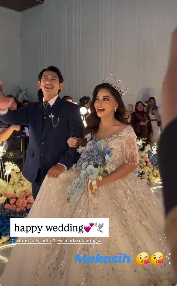 Gaya busana resepsi Irma Darmawangsa 