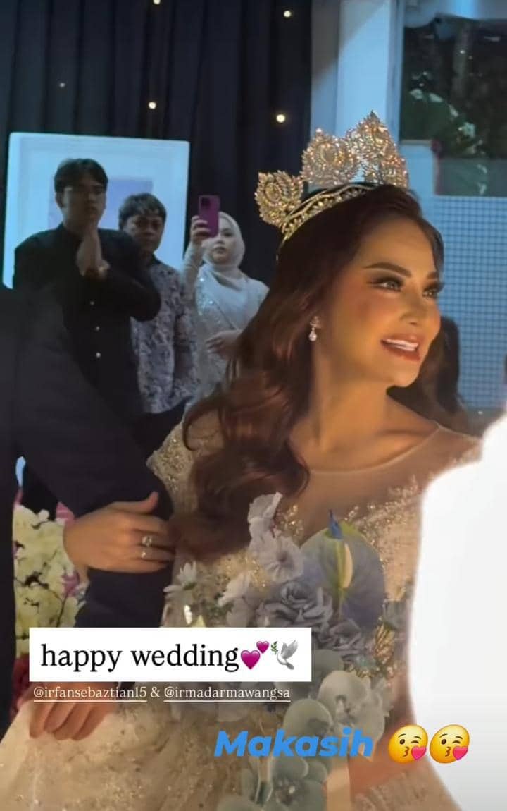 Gaya busana resepsi Irma Darmawangsa 