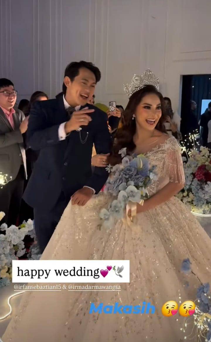 Gaya busana resepsi Irma Darmawangsa 