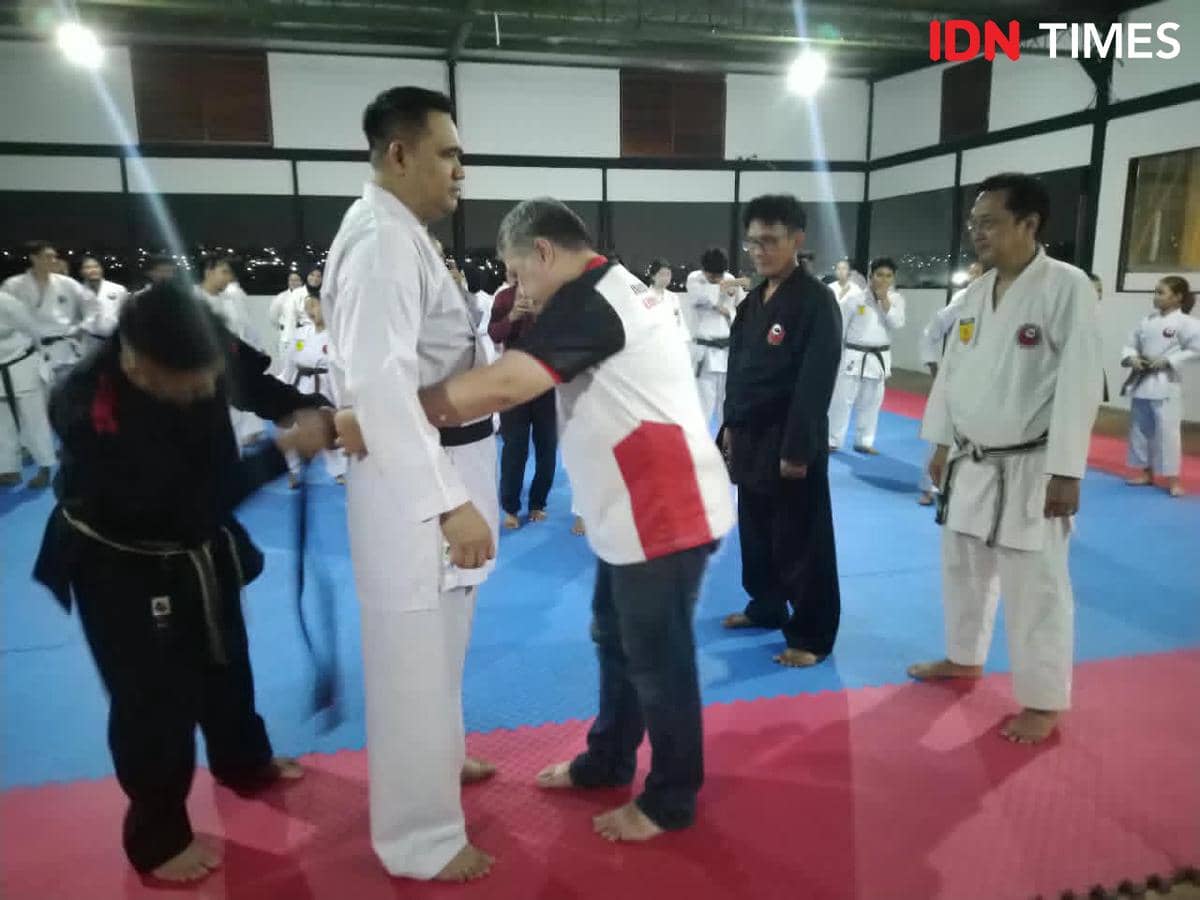 Prosesi penyematan Sabuk Hitam DAN Kehormatan sebagai apresiasi atas kontribusi dan dukungan bagi perkembangan Inkado.