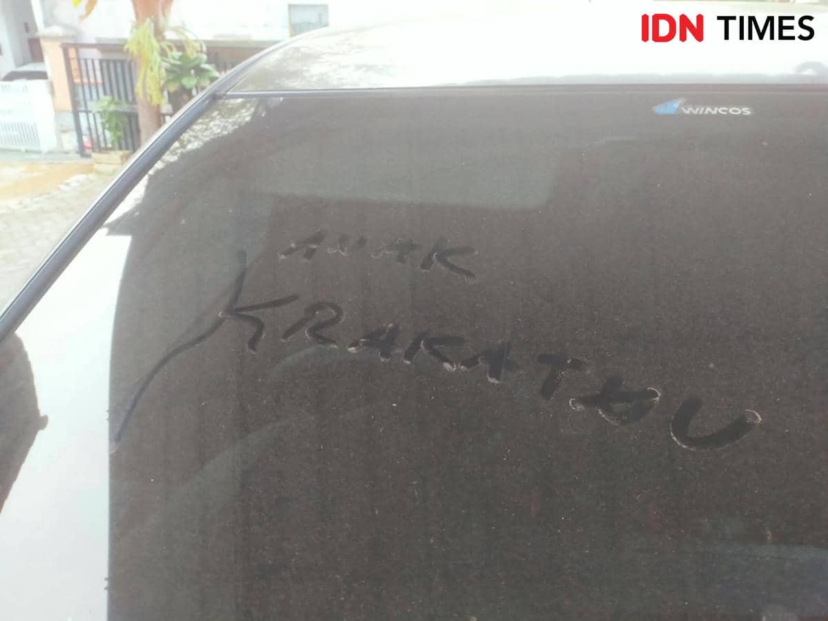 Nihil Erupsi, Sisa Debu Vulkanik Masih Dirasa Warga Bandar Lampung