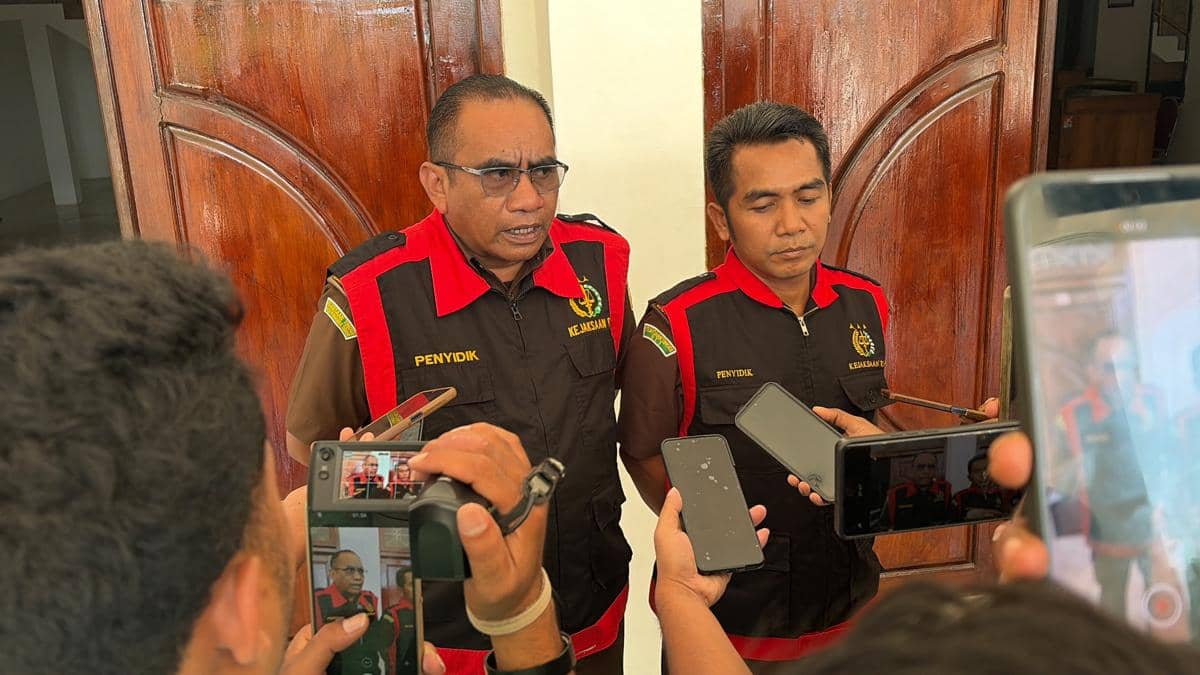 Tim penyidik Kejari Belu berada di area Kantor DPRD Belu saat melakukan penggeledahan dalam penyidikan.