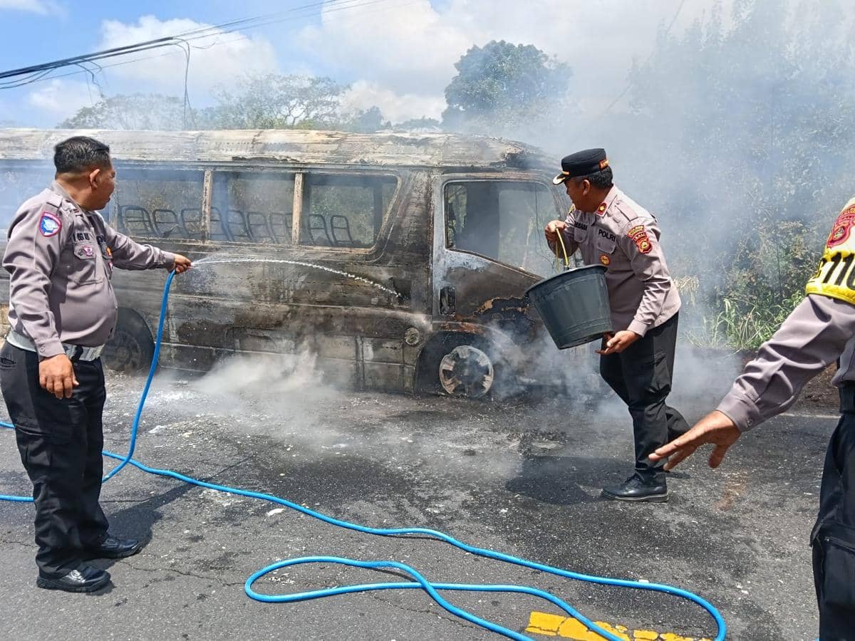 Mobil Angkut 18 Wisatawan Terbakar di Baturiti Tabanan, Kerugian Rp200 Juta