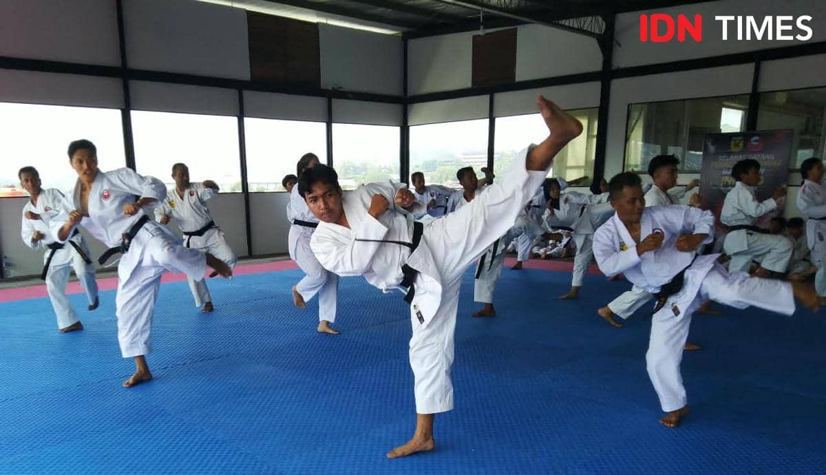 Para karateka Inkado Jawa Tengah menjalani latihan intensif untuk mengasah teknik, kekuatan, disiplin, dan mental.