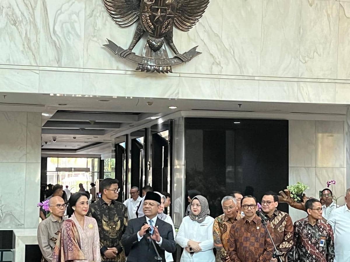 Suahasil Nazara tiba di Kementerian Keuangan (Kemenkeu) setelah resmi di lamtik sebagai Menteri Keuangan. (IDN Times/Triyan)