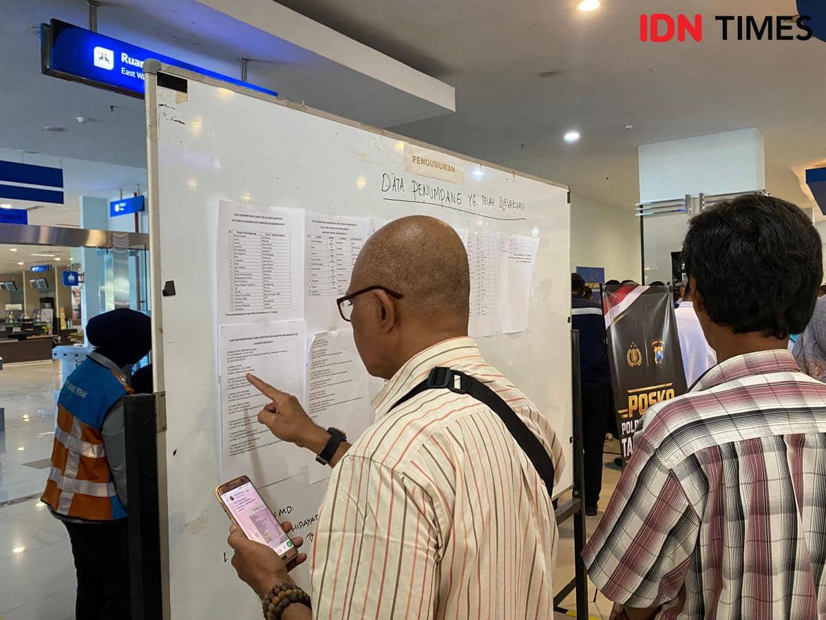 Puluhan Keluarga Korban KM Virgo Menanti Kabar di Posko Tanjung Perak