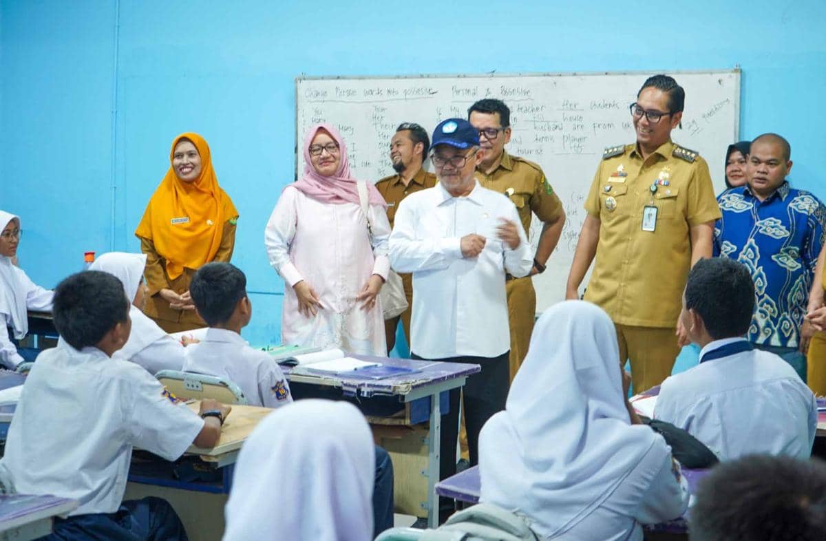 Menteri Pendidikan Dasar dan Menengah Abdul Mu'ti bersama Wali Kota Medan Rico Waas mengunjungi SMP Negeri di Medan.