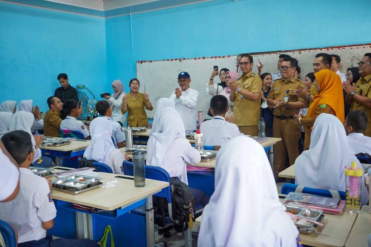 Mendikdasmen Kunjungi 2 SMPN di Medan, Tinjau Papan Interaktif Digital