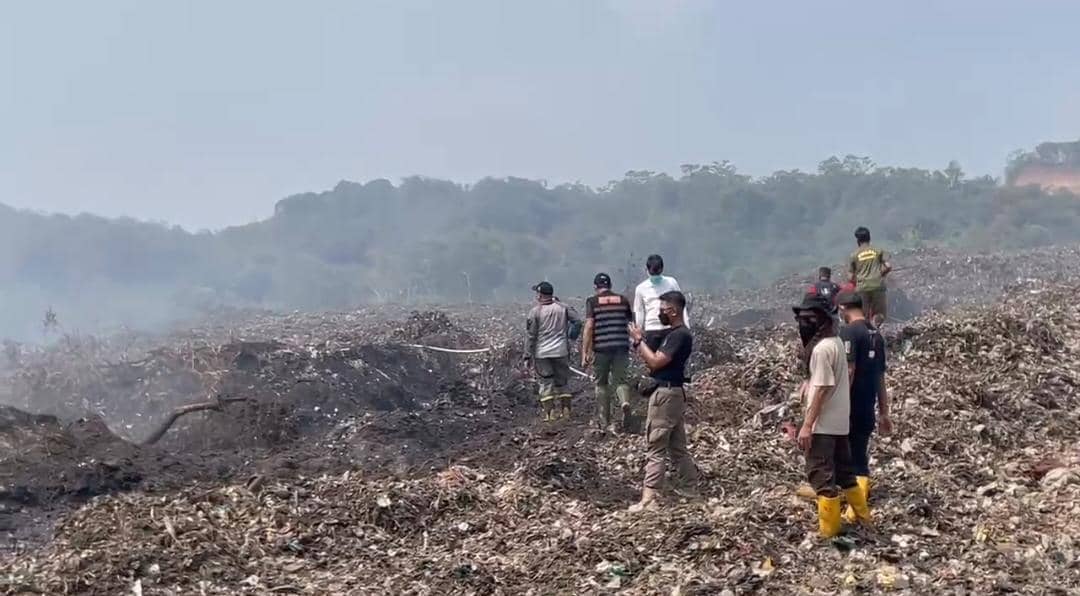 Asap putih masih mengepul dari timbunan sampah di TPA Galuga, dengan tumpukan limbah memenuhi area pembuangan terbuka.