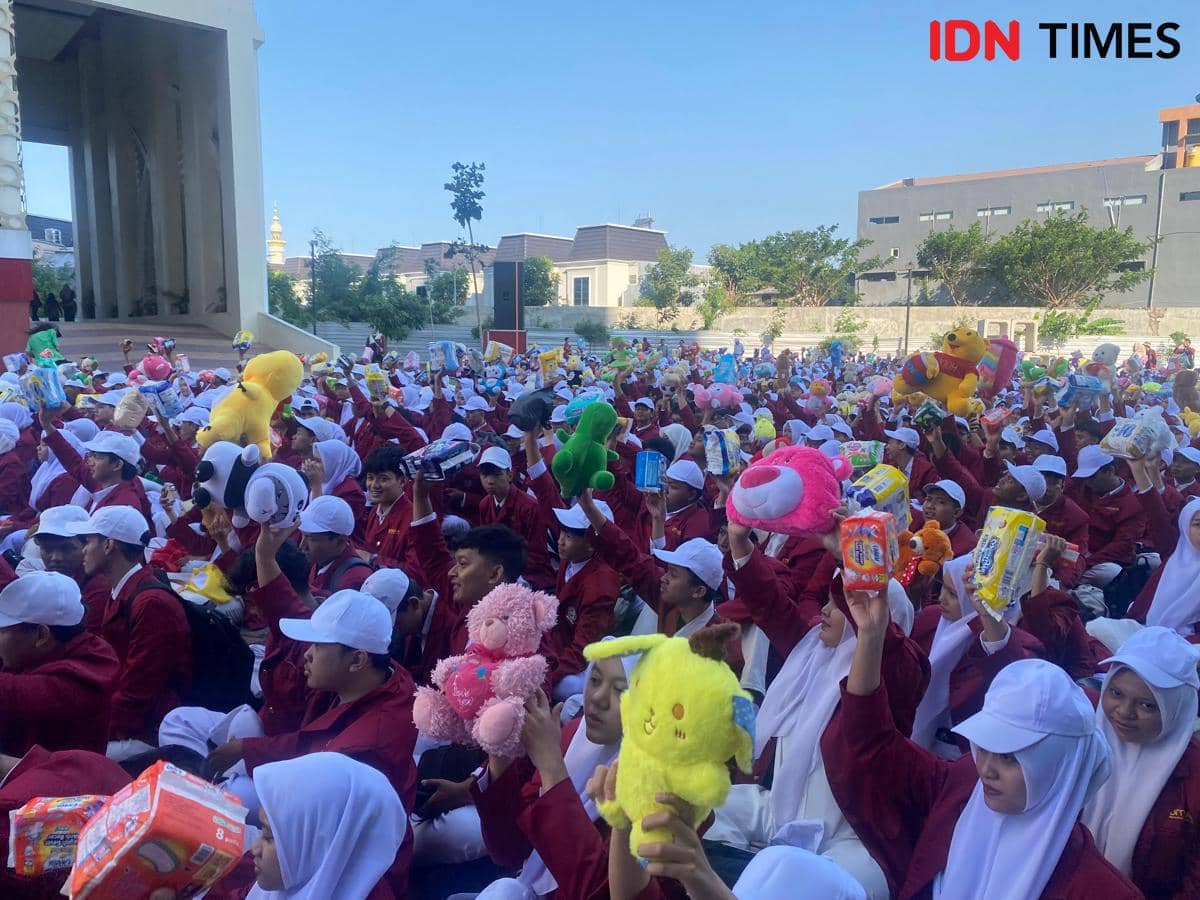 Ribuan Maba Umsura Aksi Kumpulkan Popok dan Boneka untuk Korban NTT