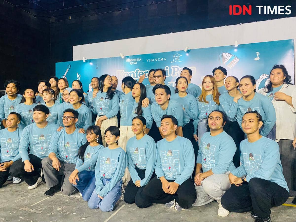 Para pemeran dan tim produksi menghadiri konferensi pers untuk pertunjukan Home Sweet Loan The Musical.