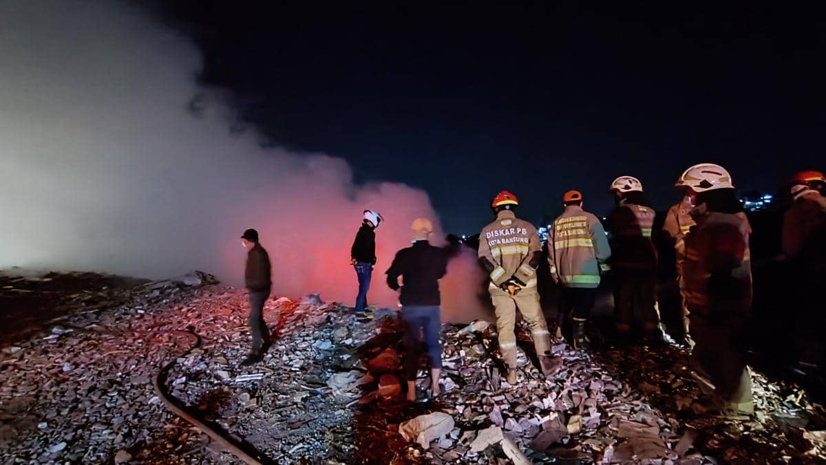 Lahan di Punclut Bandung Terbakar, Asap Mengepul Hingga ke Permukiman