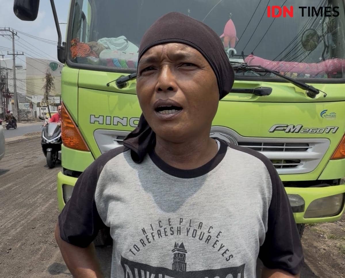 Nawa Junaidi (49), sopir truk asal Muaro Bungo, Jambi harus mengantre BBM dikarenakan kondisi Solar yang langka